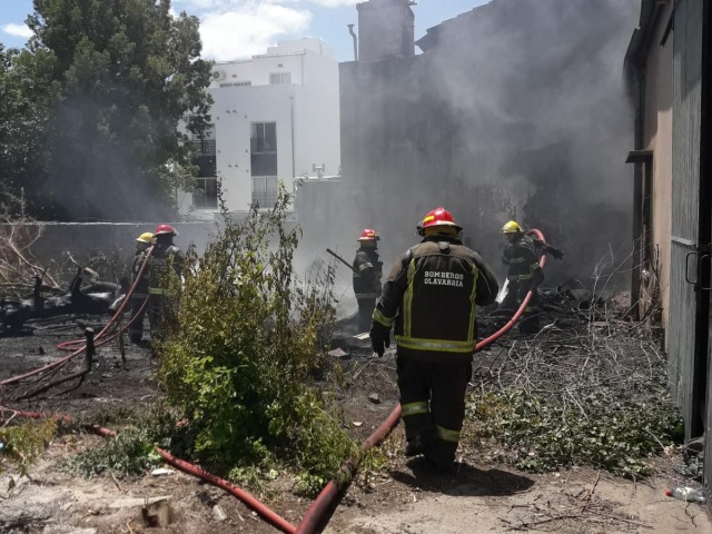 Voraz incendio en un galpn de compra-venta de artculos usados